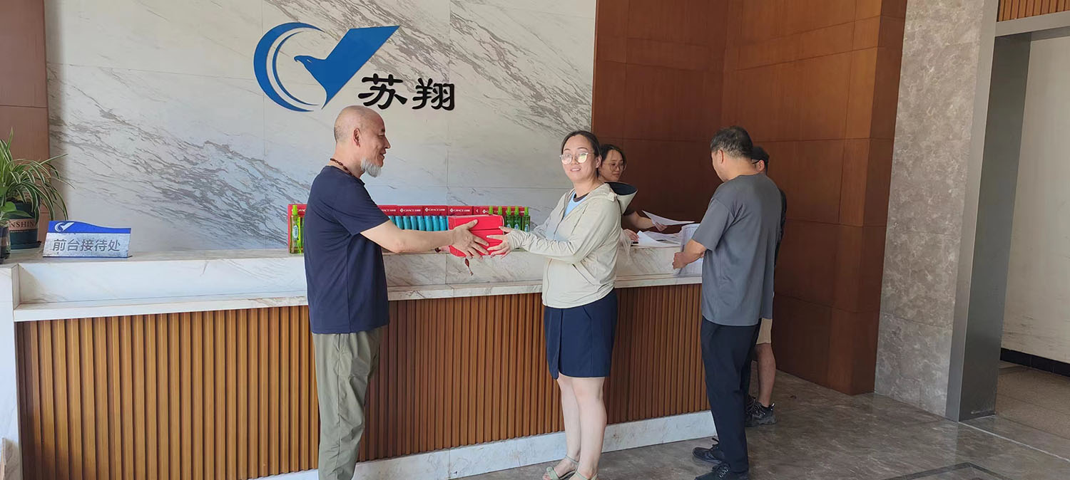 公司、工會(huì)領(lǐng)導(dǎo)慰問奮戰(zhàn)在一線高溫環(huán)境中的員工